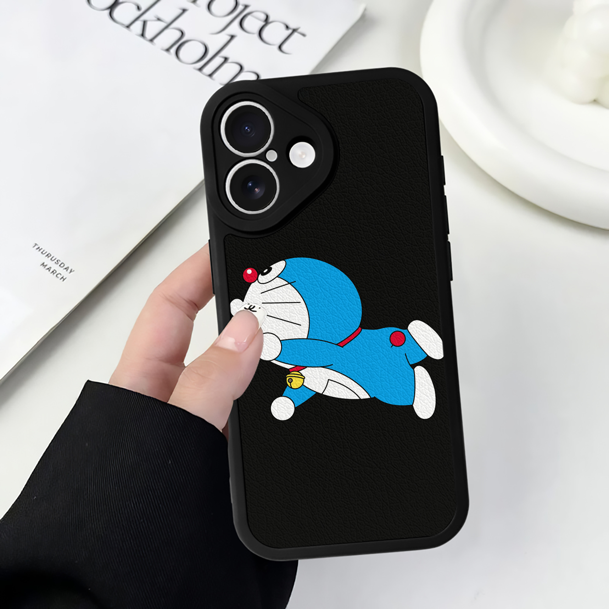 （画像用） ドラえもん Doraemon 【iPhone 16シリーズ対応】シリコンスマホケース（レザー調） 材質：シリコン